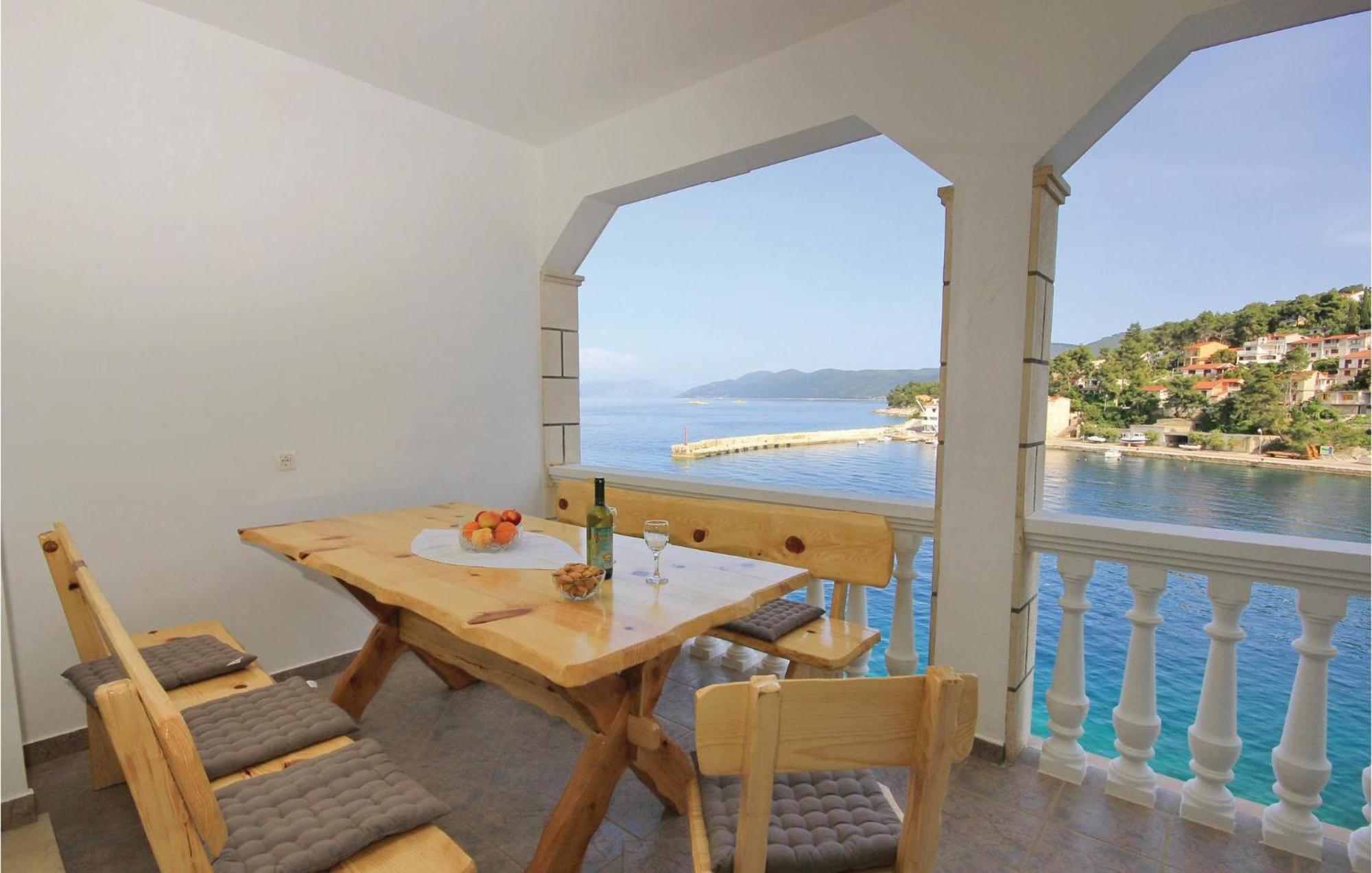 Cozy Apartment In Prigradica With House Sea View Extérieur photo
