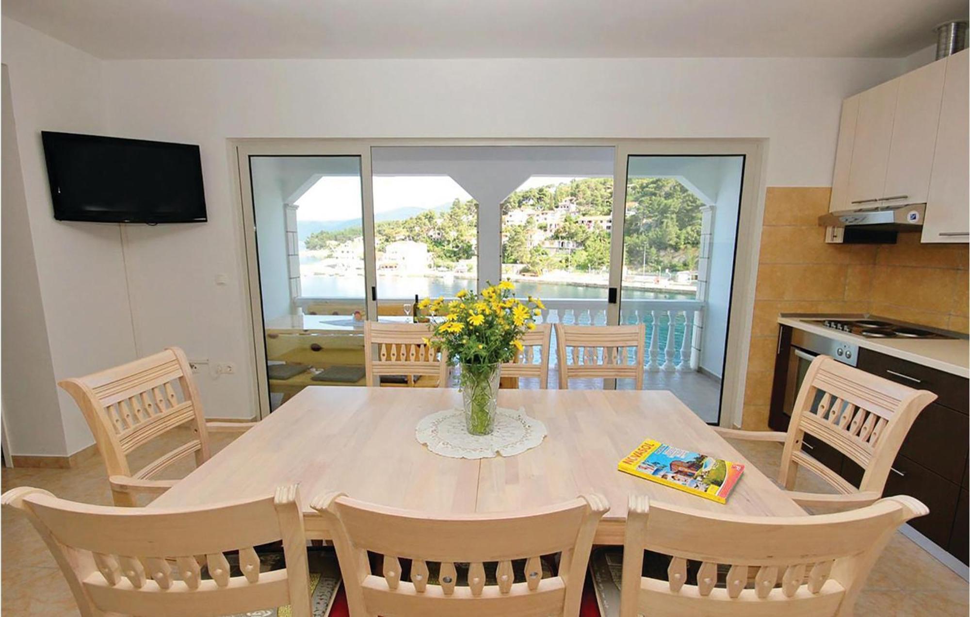 Cozy Apartment In Prigradica With House Sea View Extérieur photo
