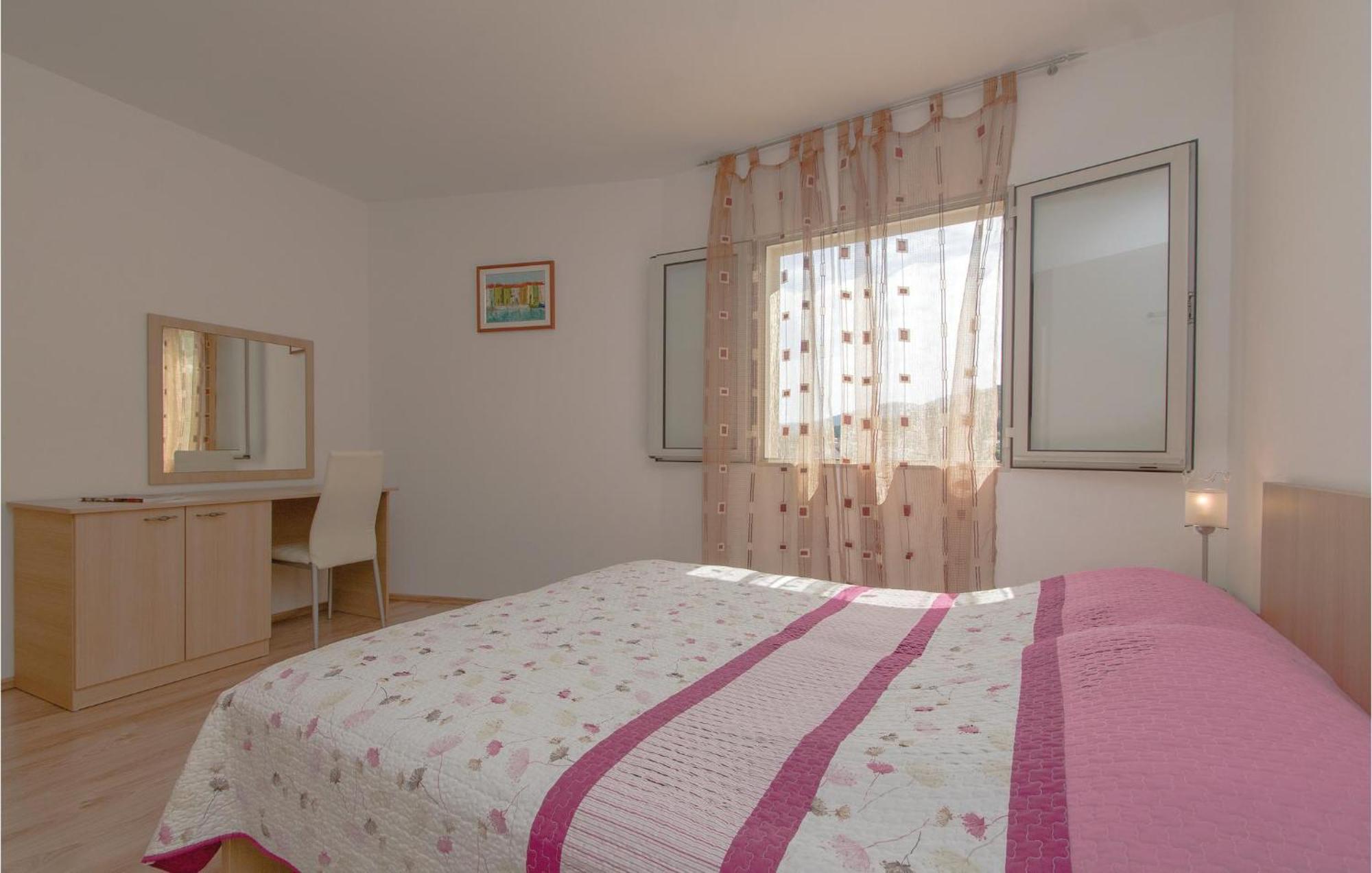 Cozy Apartment In Prigradica With House Sea View Extérieur photo