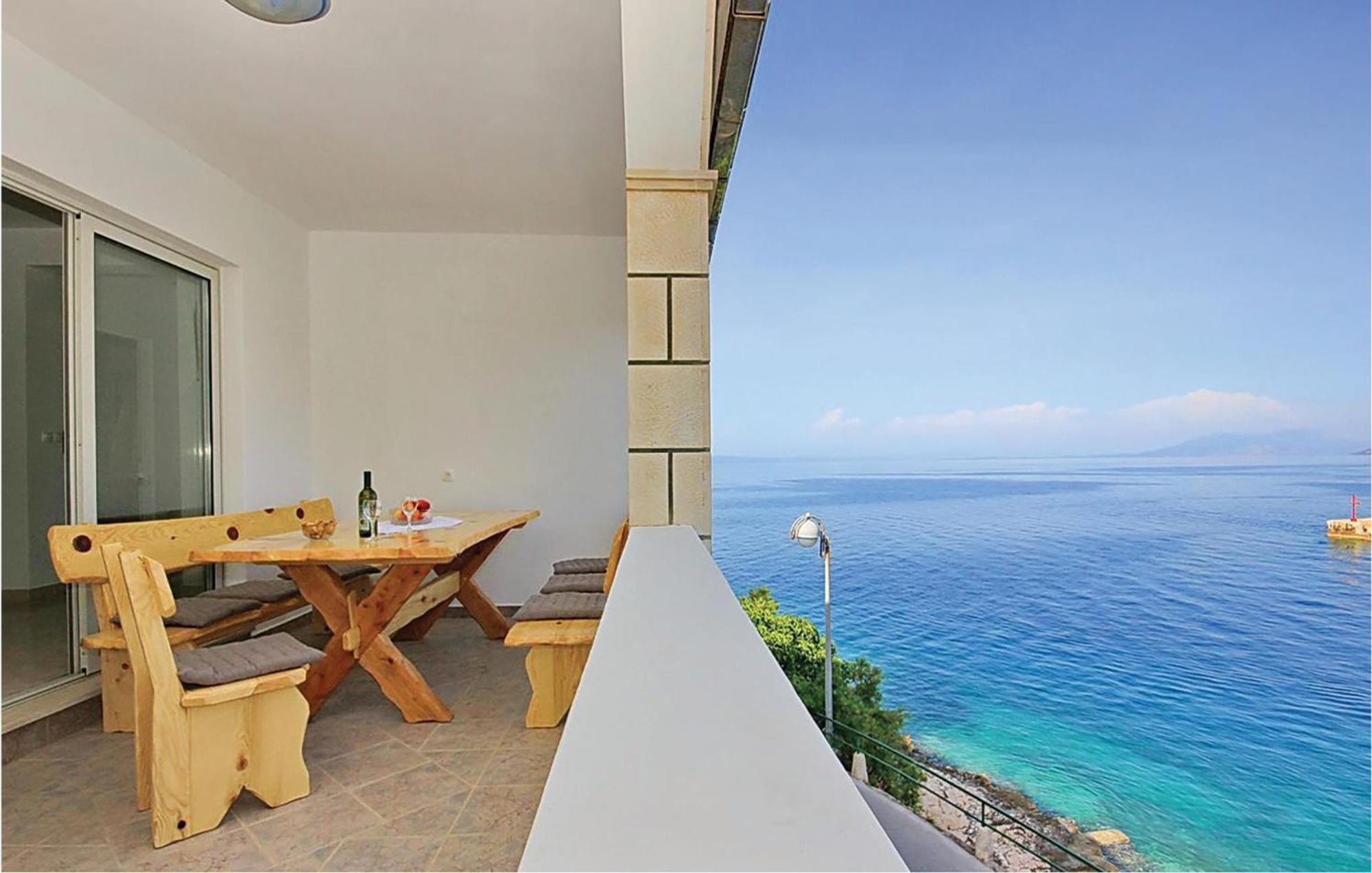 Cozy Apartment In Prigradica With House Sea View Extérieur photo