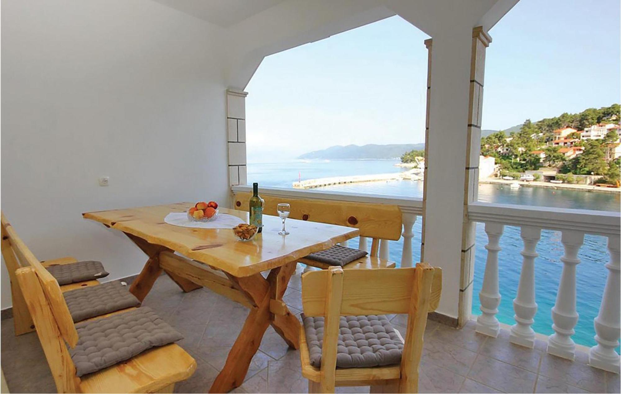 Cozy Apartment In Prigradica With House Sea View Extérieur photo
