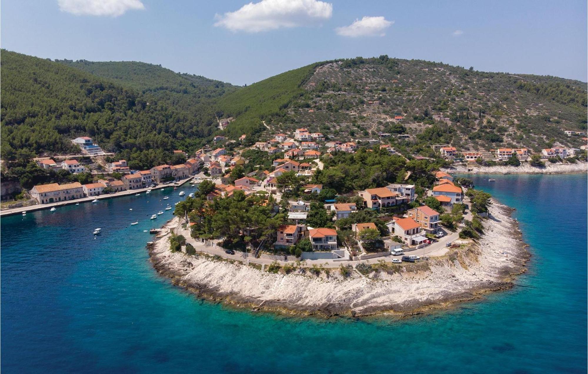 Cozy Apartment In Prigradica With House Sea View Extérieur photo